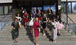 Svinīga dokumentu izsniegšana koledžas absolventiem
