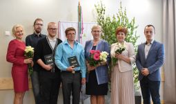 Svinīga dokumentu izsniegšana koledžas absolventiem