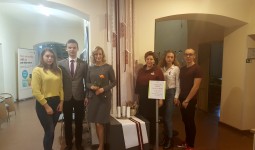 V pasaules diktāts latviešu valodā uzrakstīts.
