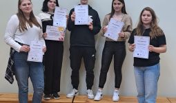 “MAINI PASAULI-SĀC AR SEVI.”
