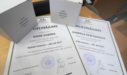 “MAINI PASAULI-SĀC AR SEVI.”