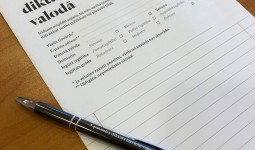 V pasaules diktāts latviešu valodā uzrakstīts.