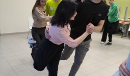 “MAINI PASAULI-SĀC AR SEVI.”