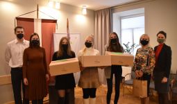 Vēl sēžot JAK solā audzēkņiem ir iespēja pierādīt sevi kā jauno profesionāli, pieņemot un izpildot reālu klientu pasūtījumus.