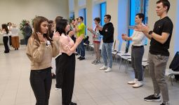 “MAINI PASAULI-SĀC AR SEVI.”