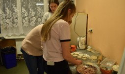 ...pīradziņu smarža dienesta viesnīcā...
