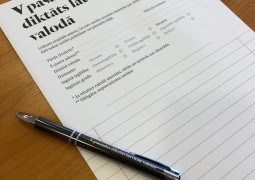 V pasaules diktāts latviešu valodā uzrakstīts.